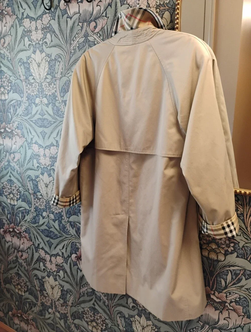 Vintage Burberry Classic Beige Trench Coat with Plaid Lining - Picture 5 of 11